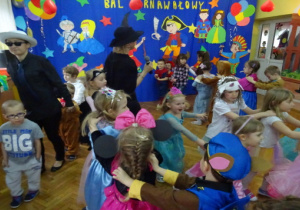 Tańce swobodne dzieci na zakończenie balu.